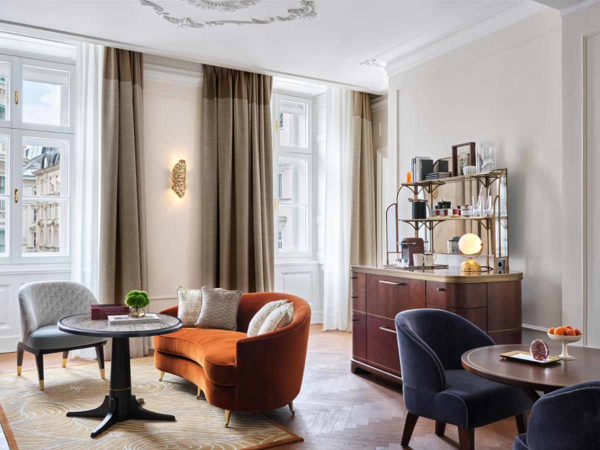Hotel Rosewood Vídeň Exteriér fotografie The living room of a suite at the hotel