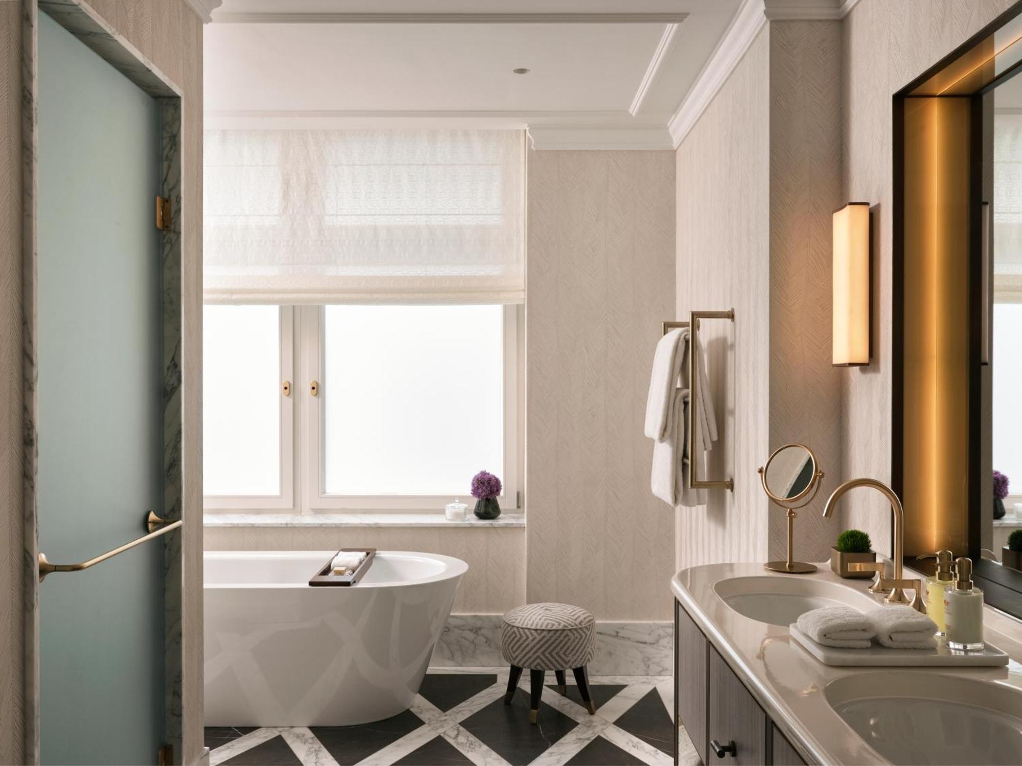 Hotel Rosewood Vídeň Exteriér fotografie A bathroom at The Carlyle